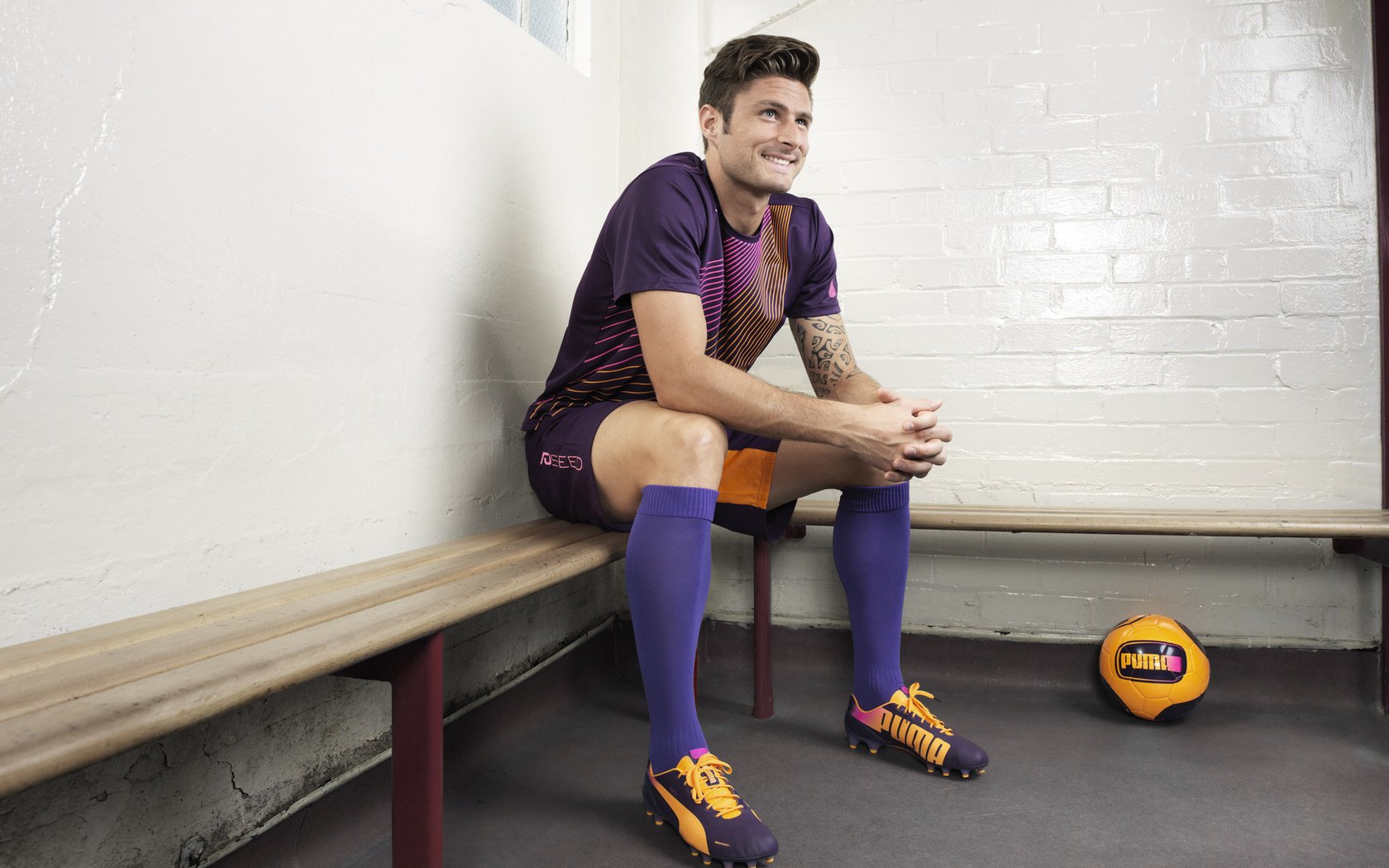 激烈角逐：球场上的火药味愈发浓厚，足球场上球迷放的烟火